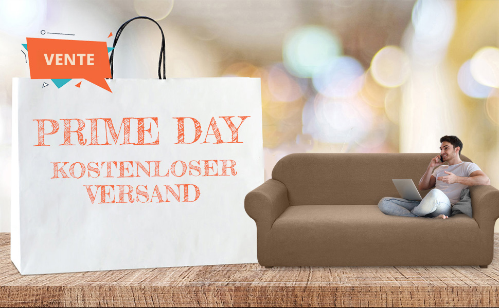 Le texte indique « VENTE PRIME DAY KOSTENLOSER VERSAND ». Sac à provisions et canapé marron sur fond bokeh avec texte promotionnel pour l'offre de livraison gratuite.