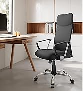 avec revêtement noir, base chromée et accoudoirs. Dispose d'une hauteur réglable, de roulettes roulantes et d'un design ergonomique dans un environnement de bureau à domicile moderne