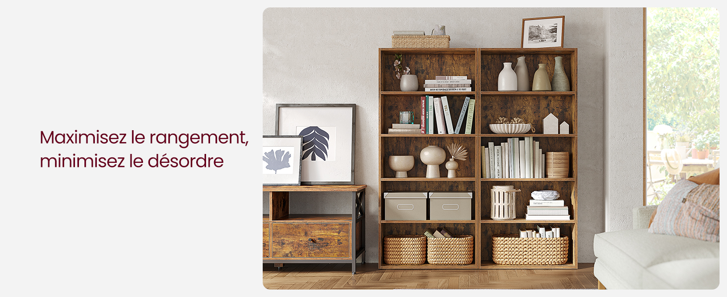 avec plusieurs compartiments contenant des livres, des objets de décoration et des paniers de rangement. Dispose d'un mélange d'espaces de rangement ouverts et fermés.