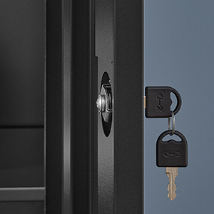 une clé sur une porte avec une clé.