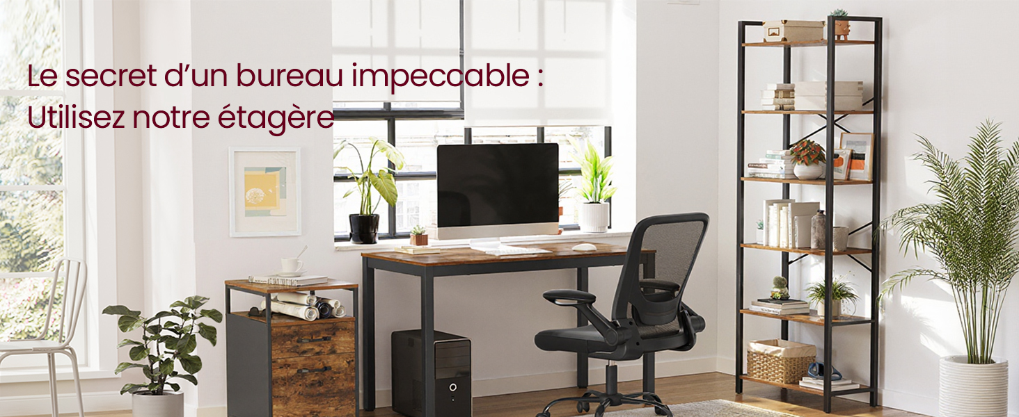 avec bureau en bois, chaise ergonomique noire et grande étagère. Le bureau a un écran d'ordinateur, des plantes et un décor. Cette chambre présente des murs blancs et des plantes en pot