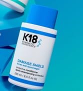 Le texte indique « K40 ». Série de photos de produits montrant des contenants de cosmétiques ou de soins de la peau blancs sur fond bleu vif, affichant un design d'emballage minimaliste.
