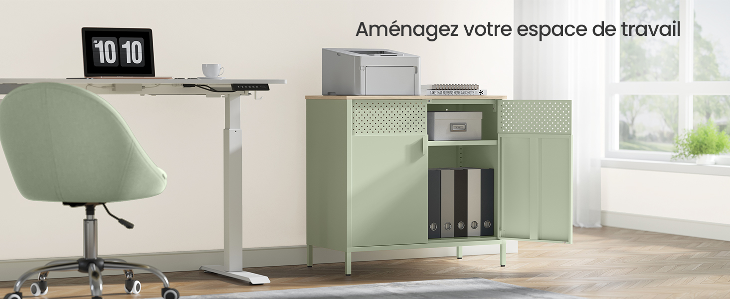 Configuration de bureau à domicile moderne avec armoire de rangement vert menthe et bureau ajustable, avec affichage numérique de l'horloge et vue sur la fenêtre.
