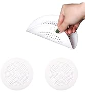 Démonstration étape par étape montrant un dispositif circulaire blanc en cours de dépliage ou d'expansion, révélant un motif de surface perforée.