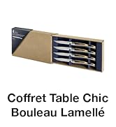 Ensemble de couteaux à steak dans une boîte en bois. La boîte a un intérieur bleu marine et un couvercle coulissant. Les couteaux ont des manches en bois et des lames en argent.