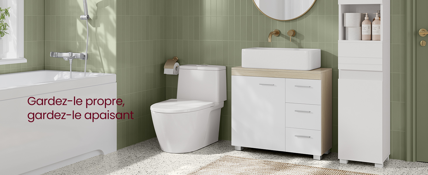 comprenant une armoire blanche, des toilettes et un meuble de rangement. Murs carrelés verts et parquet visibles.