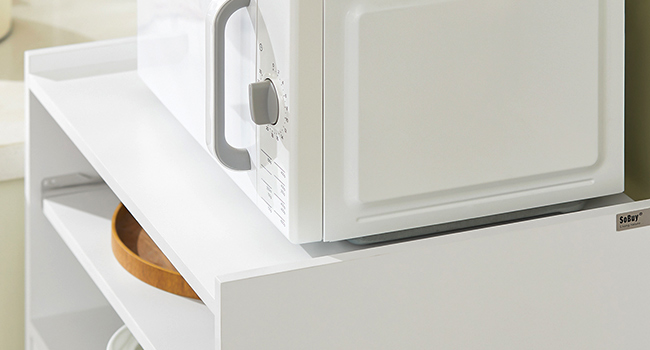 Série d'images montrant des meubles de rangement ou d'organisation blancs dotés de plusieurs compartiments et d'un design moderne épuré.