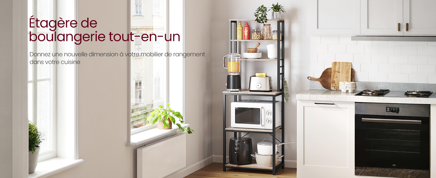 dans une cuisine. Les étagères peuvent contenir divers appareils et ustensiles de cuisine. Des armoires blanches et une fenêtre sont visibles en arrière-plan.