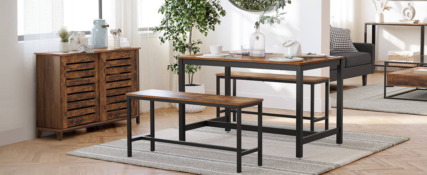 comprenant une table en bois avec structure en métal et un banc assorti, présenté dans une pièce moderne et lumineuse avec armoire en bois