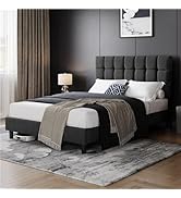 L'intérieur de la chambre moderne comprend un lit rembourré gris avec tête de lit capitonnée, une literie blanche et un tapis gris. Plusieurs angles montrent le design contemporain de la chambre à coucher.