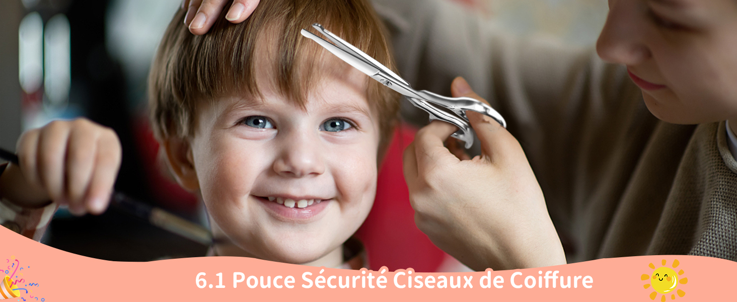 Jardin extérieur avec des personnes dégustant ou dégustant des produits alimentaires devant un mur de briques recouvert de plantes grimpantes vertes.