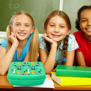 Deux filles regardant la caméra souriant avec la boîte à lunch Nerthus