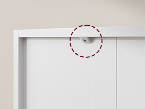 Cadre de porte blanc avec un petit détail circulaire surligné en rouge en haut.