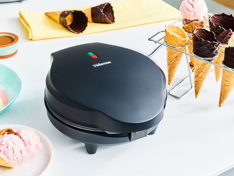 Machine à cornets de glace Tristar WF-1170 sur une table avec cônes et boules de glace