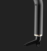 Gros plan d'une pointe de tournevis noir sur fond blanc, montrant le point de précision de l'outil