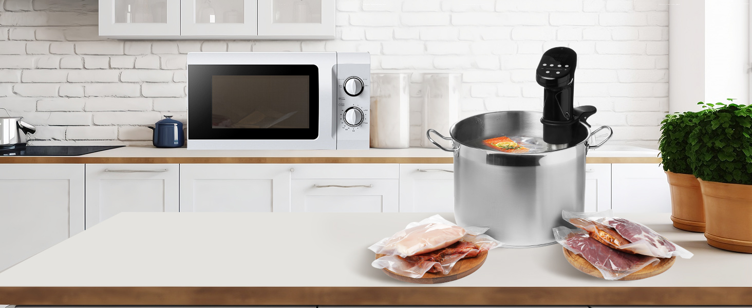 avec four à micro-ondes, champagne dans un seau à glace et emballages alimentaires scellés sous vide sur un plan de travail blanc