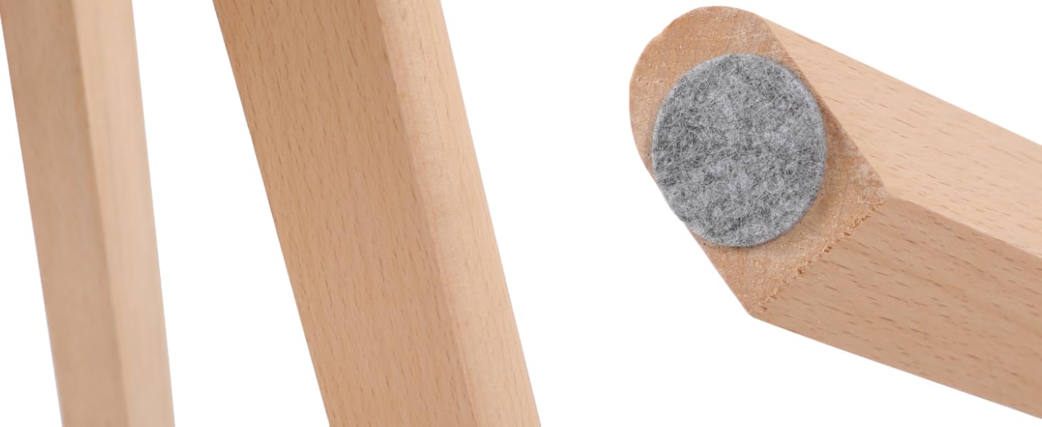 Gros plan des pieds de meubles en bois avec des coussinets en feutre gris fixés au bas, conçus pour protéger les sols des égratignures