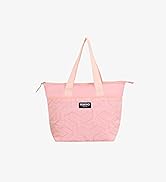 Le texte indique « SCOUT ». Sac fourre-tout rose matelassé avec deux poignées et fermeture à glissière, avec étiquette de la marque Scout sur le devant.