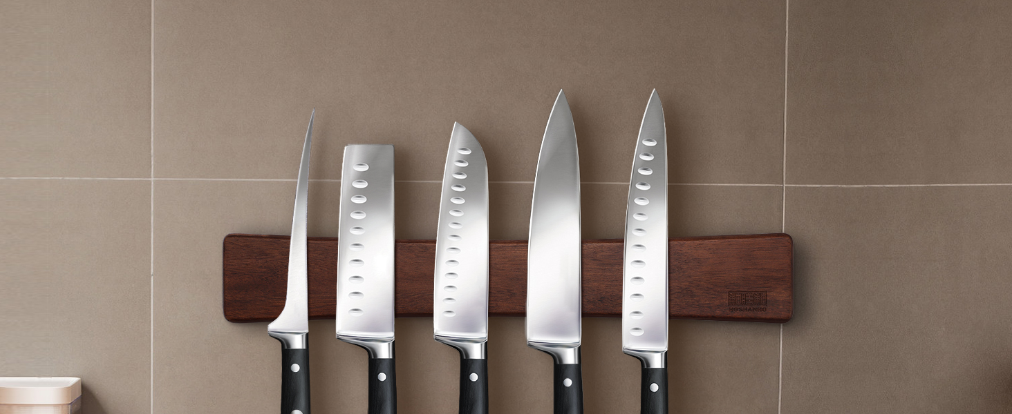 une rangée de couteaux alignés sur une étagère en bois.