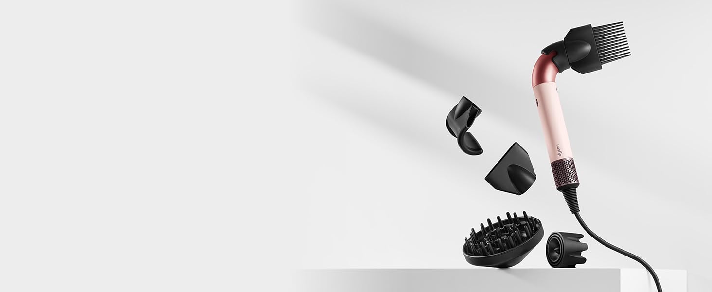 Le sèche-cheveux Dyson Supersonic r entouré de sa gamme d’embouts.