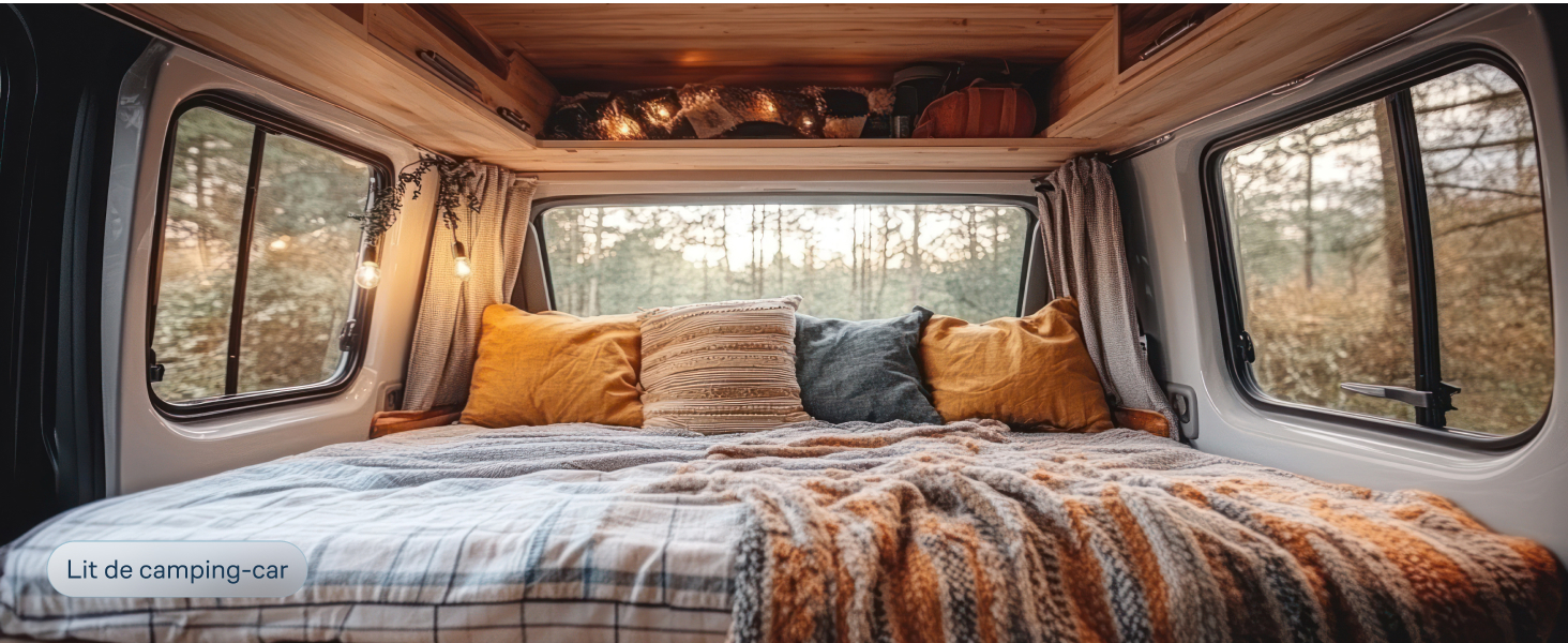 Plans de l'intérieur d'un véhicule montrant l'espace de chargement d'une voiture aménagé avec du matériel de camping ou de voyage, y compris de la literie et du matériel de rangement.