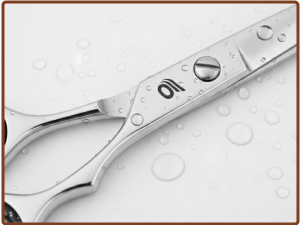 Plans rapprochés d'un ustensile ou d'un outil en acier inoxydable montrant différents angles et un design détaillé du manche.