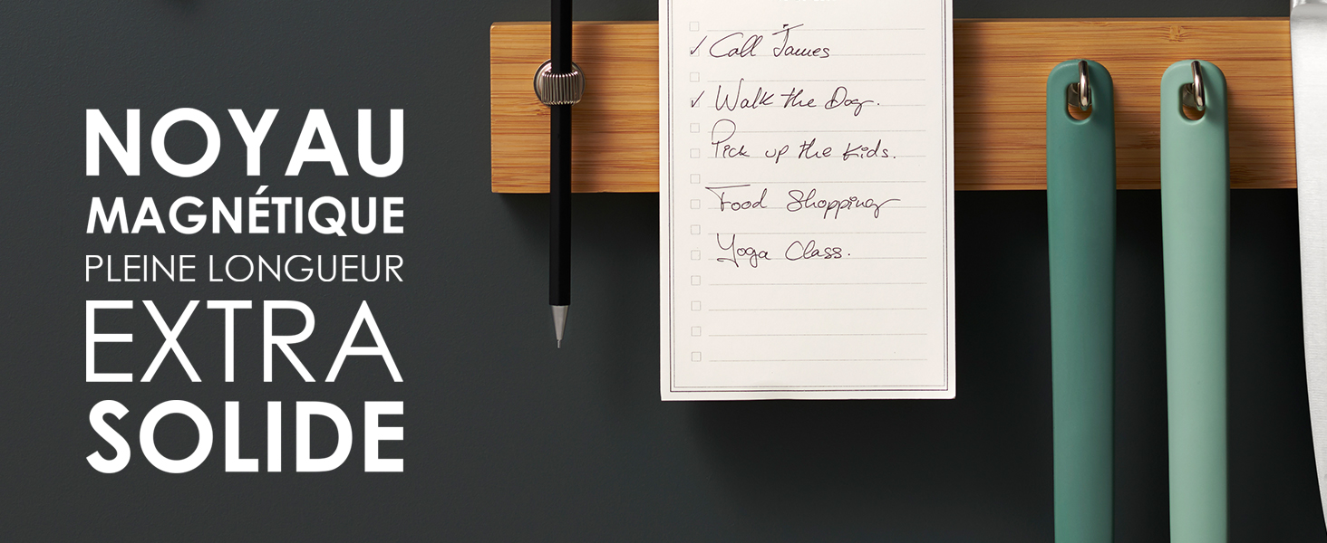 un stylo en bois et un stylo sur un bureau.