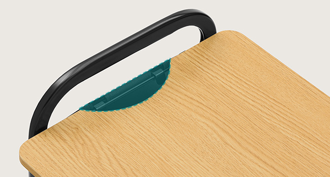 Gros plan d'un meuble en bois clair avec poignée en métal noir. Élément de couleur turquoise visible en dessous, faisant peut-être partie du dessin ou composant séparé