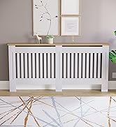 Couvercle de radiateur en bois blanc à lattes verticales et plateau en bois naturel, décoré de petits ornements et d'œuvres d'art encadrées