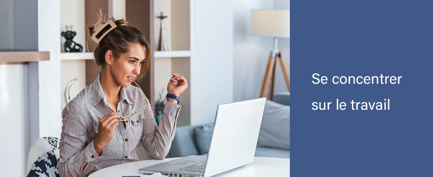 Cadre d'espace de travail professionnel avec un ordinateur portable sur le bureau, y compris une superposition de texte en français « Se concentrer sur le travail » sur fond bleu.