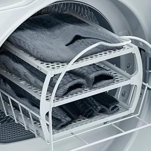 Le texte se lit comme suit : « Image 2 ». Vue rapprochée d'un système d'étagères ou d'étagères extensibles en métal blanc installé à l'intérieur de ce qui semble être une machine à laver ou un sèche-linge.