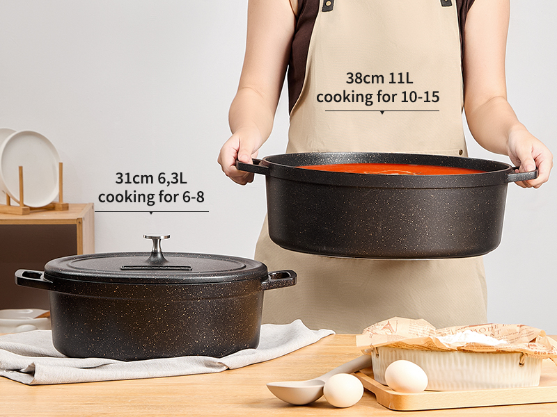 Le texte se lit comme suit : « 39 cm, 11 L, cuisine pour 10 à 15 » et « 31 cm, 6,3 L, cuisson pour 6 à 8 ». Démonstration d'ustensiles de cuisine en fonte montrant des casseroles de différentes tailles avec des spécifications de mesure.