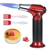 Torche culinaire rouge et noire avec deux pinceaux à badigeonner en silicone et un dessert à la crème brûlée aux framboises illustré ci-dessous.