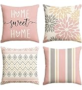 Collection de coussins décoratifs dans des tons roses et neutres avec des motifs géométriques, des rayures et des motifs textuels, y compris la typographie « HOME ».