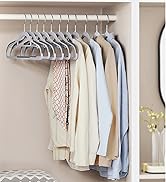 Tringle de placard avec plusieurs crochets pouvant contenir des vêtements de couleur claire. Comprend des chandails, des chemises et un sac en résille. Présentoir de garde-robe organisé.