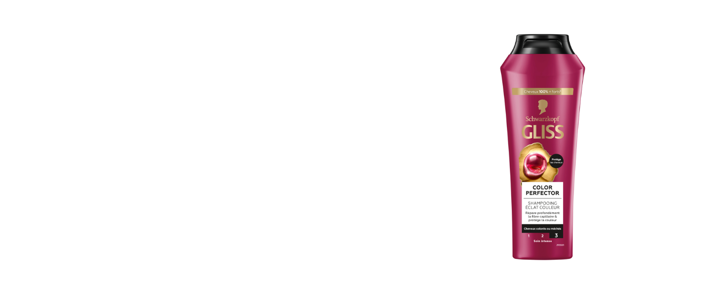 Flacons de cosmétiques ou de produits de soins personnels roses et rouges sur fond uni.