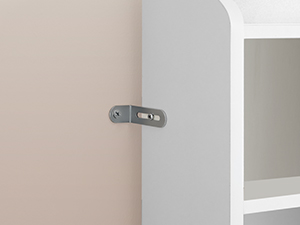 Armoire ou armoire en bois blanc avec porte partiellement ouverte. Poignée argentée visible sur la porte.