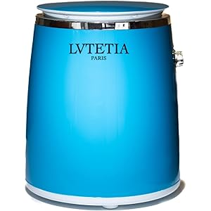 en bleu vif avec garniture et couvercle métalliques, présentant un design minimaliste avec des touches chromées