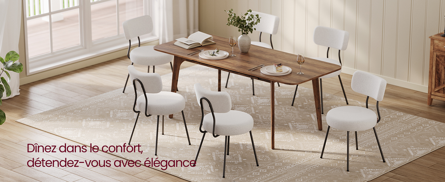 Table à manger en bois aux bords incurvés et six chaises rembourrées blanches. La table a une finition en bois naturel, posée sur un tapis à motifs dans une pièce lumineuse et vitrée.