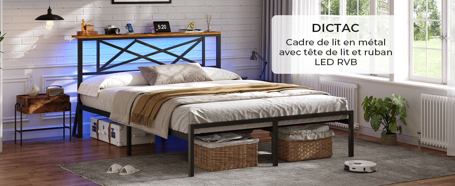 Cadre de lit moderne en métal au fini foncé avec étagère pour tête de lit en bois, présenté dans le décor d'une chambre à coucher avec des paniers de rangement en dessous et une literie blanche