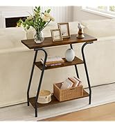 avec plateau en bois et étagères, structure en métal noir. Conception à trois niveaux pour le stockage et l'affichage. Décoré avec un vase, des cadres et des objets décoratifs