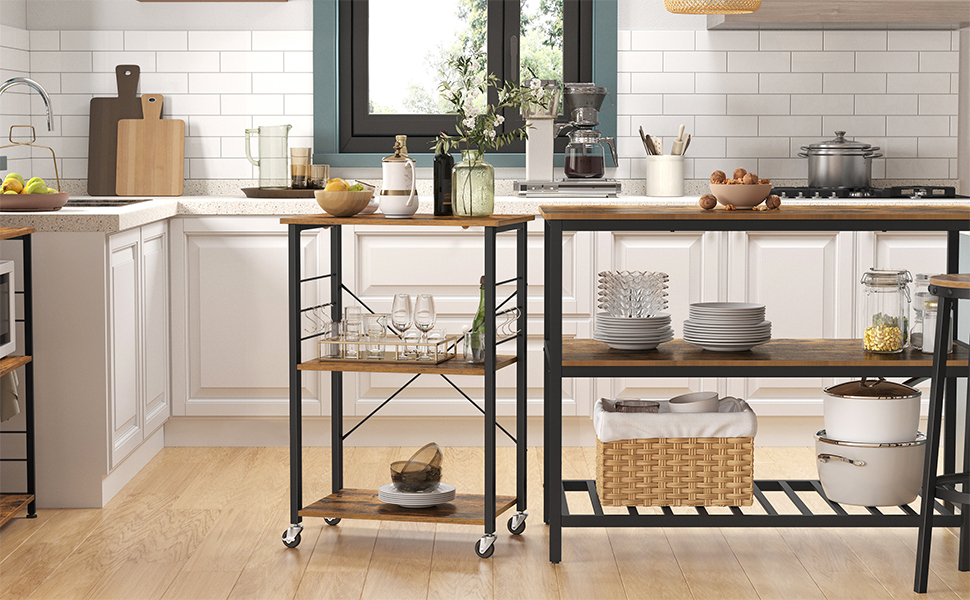 un chariot de cuisine avec des roues et un plateau dessus.