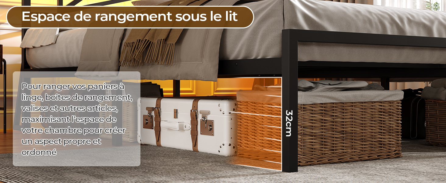 Système de rangement sous le lit comprenant des paniers de rangement tissés et des boîtes soigneusement disposés sous un cadre de lit surélevé