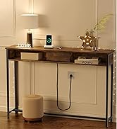 avec structure en métal, trois tiroirs et étagère inférieure. Conçu avec une lampe, un appareil intelligent et des objets de décoration dans un cadre domestique