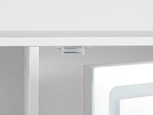 une armoire blanche avec une étagère blanche et une lumière dessus.