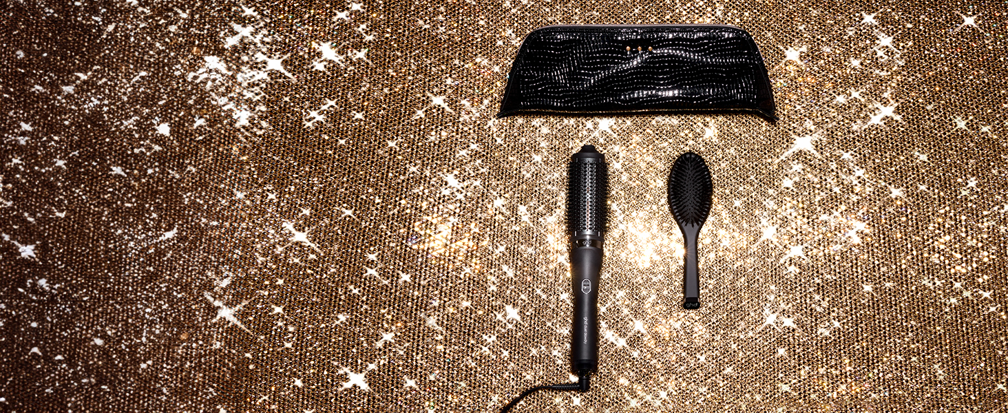 Salle de classe moderne vide avec éclairage d'accentuation bleu. Bureaux et chaises en bois disposés en rangées avec un sol et un éclairage de style institutionnel.