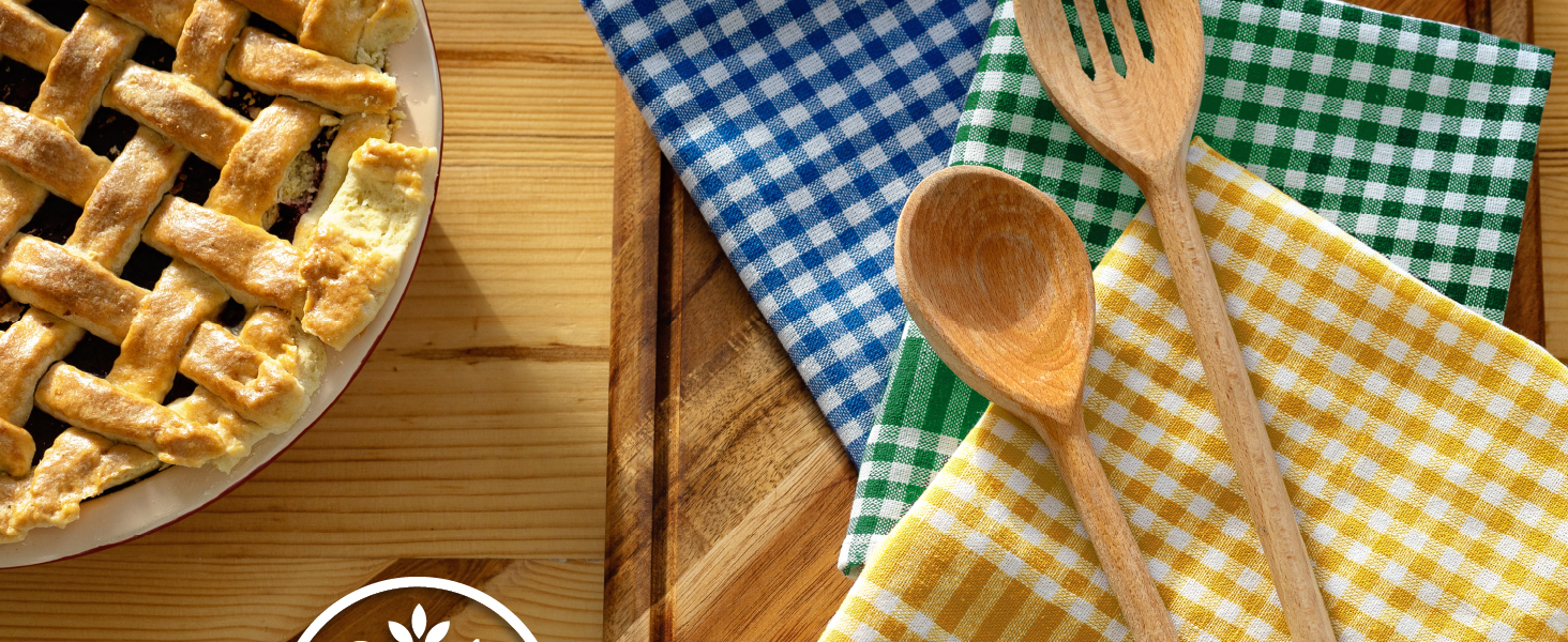 une cuillère en bois et une cuillère en bois sur une table en bois.
