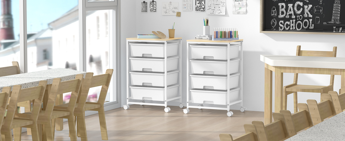 Espace de classe ou d'enseignement avec des tiroirs de rangement blancs et des chaises en bois, avec décoration murale en tableau noir