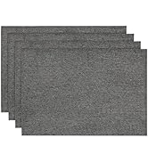 Pile de quatre sets de table gris foncé à surface texturée.