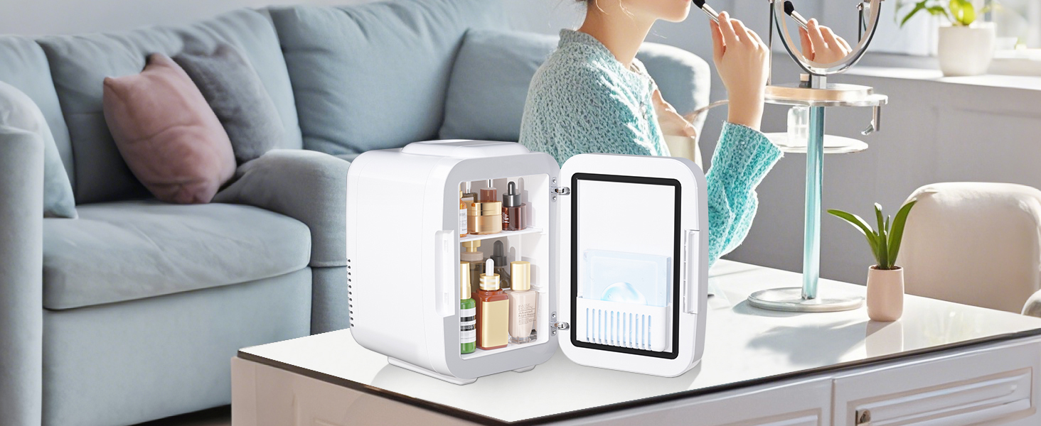 Petit réfrigérateur blanc de taille personnelle, placé sur une table basse dans le salon avec des étagères de rangement visibles